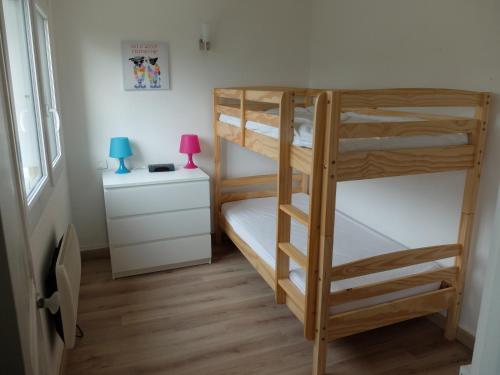 a bunk bed room with two bunk beds and a desk at BAIE MT ST MICHEL VILLA Caprice Rdc 50 m Mer Prés Plage DDAY 7pers in Jullouville-les-Pins