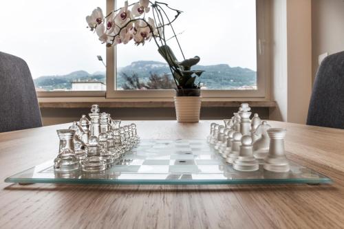 a chess board on a table with a vase of flowers at B&B Tufilla in Ascoli Piceno