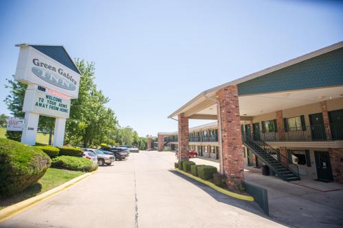 a street outside of a building with cars parked at Green Gables Inn in Branson