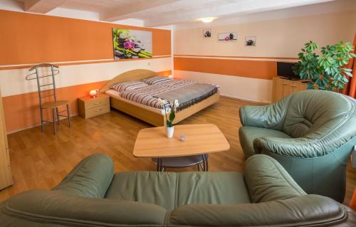 Zimmer mit einem Bett, 2 Stühlen und einem Tisch in der Unterkunft Der Pölkenhof in Quedlinburg
