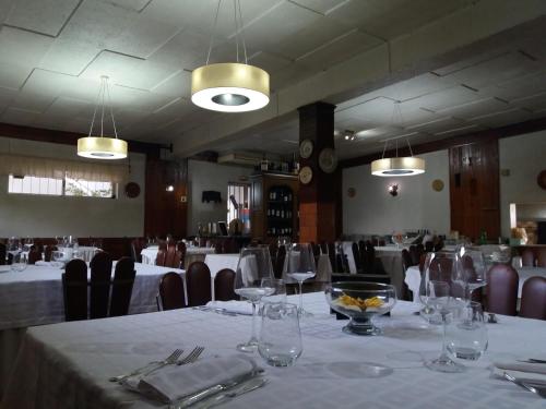 RS Sobreiro في Aves: غرفة طعام مع طاولة مع كؤوس للنبيذ
