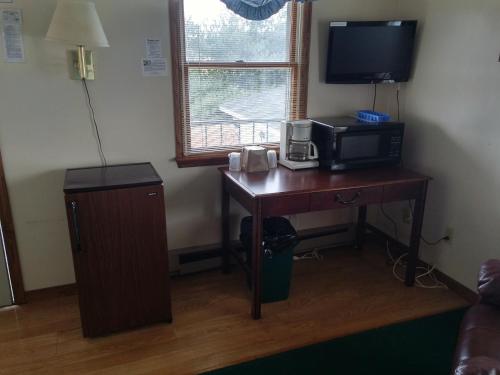 TV a/nebo společenská místnost v ubytování Plantation Motel