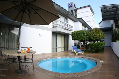 Swimming pool sa o malapit sa Hotel Horizon & Convention Center