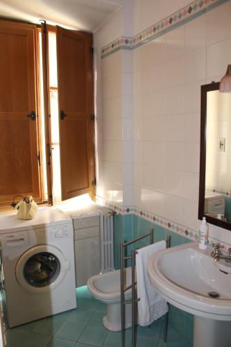 y baño con lavadora y lavamanos. en Appartamento Ernesto, en Pistoia