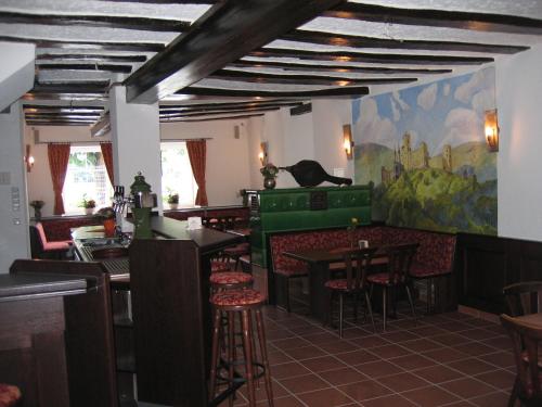 ein Restaurant mit einer Bar mit einer Katze an der Wand in der Unterkunft Hotel Zur Kripp in Koblenz