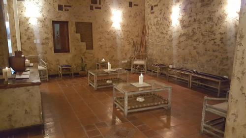 una habitación con mesas y sillas en un edificio en Refugio del Inca en Salta