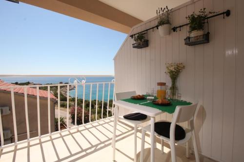 d'un balcon avec une table et une vue sur l'océan. dans l'établissement Apartment Smokva ****, à Podgreben