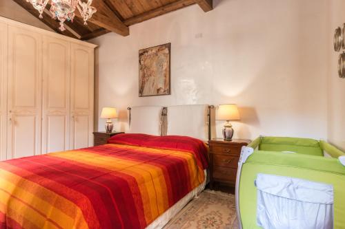 ヴェネツィアにあるSerenissimaのベッドルーム1室(ベッド1台、ドレッサー、ランプ2つ付)