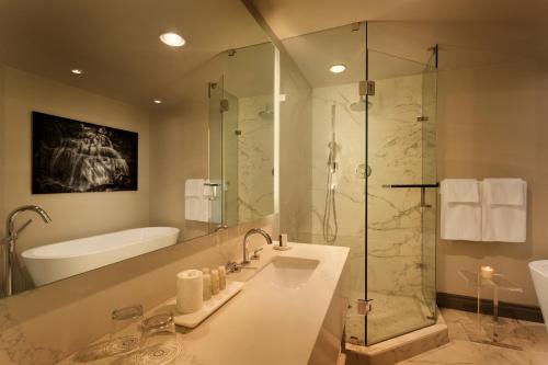 Bathroom sa Hotel Le Soleil by Executive Hotels