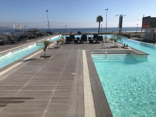 una piscina in cima a un edificio di Apartamento Playa y Casino a Coquimbo