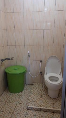 A bathroom at Penginapan Yarits