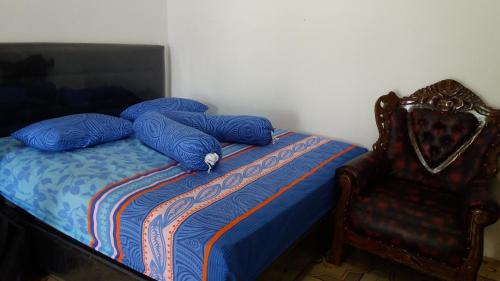 A bed or beds in a room at Penginapan Yarits