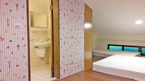 Una cama o camas en una habitación de Miaoli Sanyi Bo Wu Guan Homestay