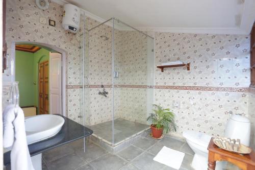 Ett badrum på Chettinadu Mansion – An Authentic Heritage Palace