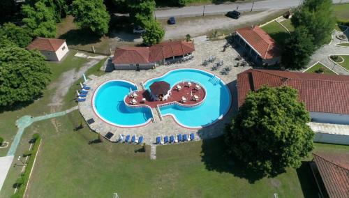 Gambar di galeri bagi Sintrivanis Resort Beach di Paralía Skotínis