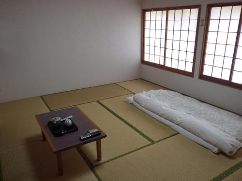 Tempat tidur dalam kamar di Uokagi Ryokan