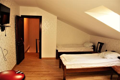 Apartamentai Avada tesisinde bir odada yatak veya yataklar