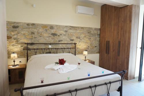 a bedroom with a bed with flowers on it at Villa Giota in Potamiá