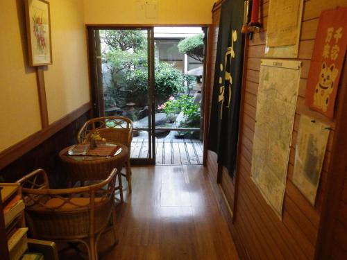 restauracja ze stołem i krzesłami w korytarzu w obiekcie Uokagi Ryokan w mieście Nagoja