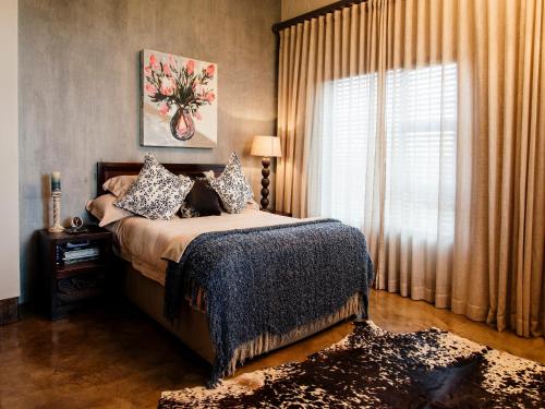 Ένα ή περισσότερα κρεβάτια σε δωμάτιο στο Buffalo Thorn Tree Lodge