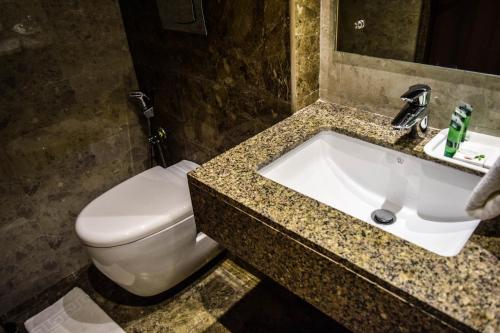 Rg Royal Hotel tesisinde bir banyo