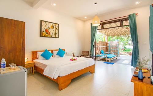 een slaapkamer met een bed in een kamer bij An Bang Vu Nhi Homestay in Hội An