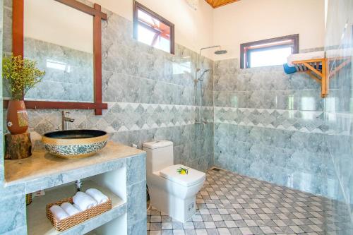 Ένα μπάνιο στο An Bang Vu Nhi Homestay
