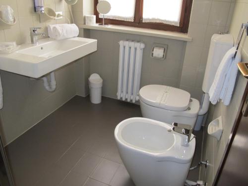 a bathroom with a toilet and a sink at Albergo Al Cacciatore Tortellinando in Valeggio sul Mincio