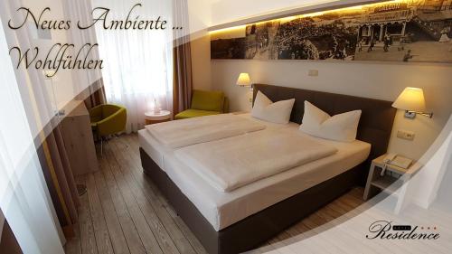ein Schlafzimmer mit einem großen Bett in einem Zimmer in der Unterkunft Hotel Residence in Bad Segeberg
