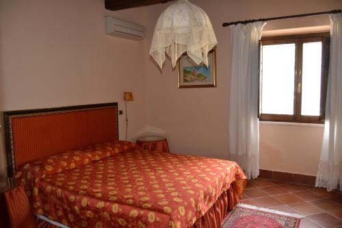 a bedroom with a bed and a window at Tenuta Pizzogallo in Amelia