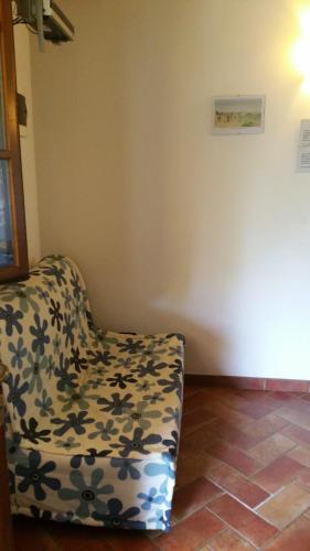 a chair sitting in a corner of a room at il Chiassetto Agriturismo No Kids in Cascina