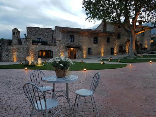 a table and chairs in front of a building at Mas del Sord 1335 in La Selva del Camp