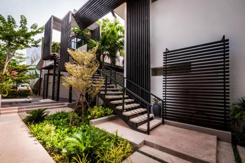 een modern huis met een zwart hek en een trap bij The Privilege Boutique in Siem Reap