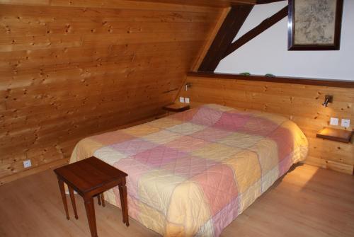 una camera con un letto e un tavolo di Studio Ulysse a Zellenberg