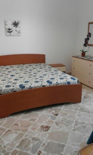 カステッランマーレ・デル・ゴルフォにあるAppartamento Castellammareのベッドルーム1室(ベッド1台、ドレッサー付)