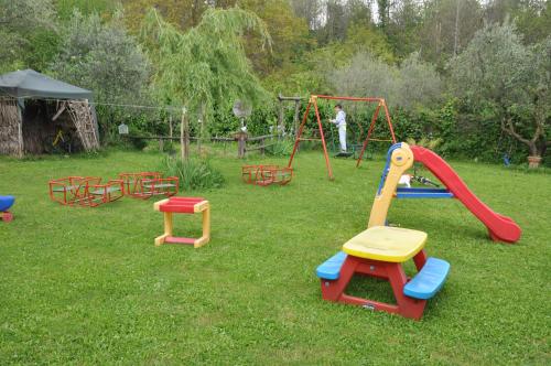 un grupo de juegos infantiles en un patio en La Culla Dei Castelli Romani, en Velletri