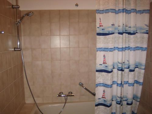 a shower in a bathroom with a shower curtain at Am Hafen IS in Büsum