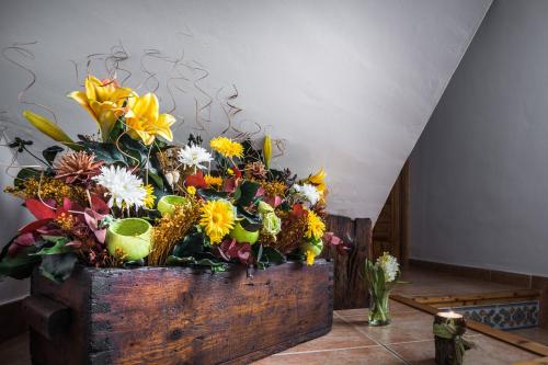 a wooden box filled with flowers in a room at Casa La Carpintera in Royuela