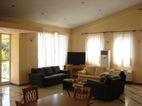 Televízia a/alebo spoločenská miestnosť v ubytovaní Cybele Guest Accommodation