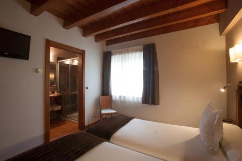 Ein Bett oder Betten in einem Zimmer der Unterkunft Hotel-Apartamento Rural Atxurra