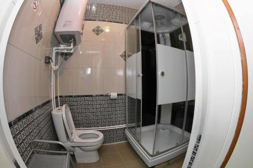 モスクワにあるHostel Sleep&goのバスルーム(トイレ、ガラス張りのシャワー付)