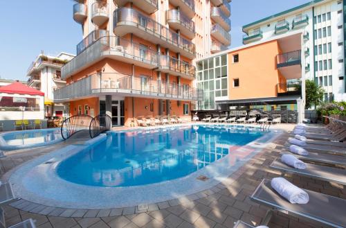 リド・ディ・イエゾロにあるHotel Sheilaの建物の前の大きなプール