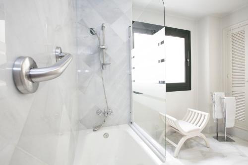 łazienka z prysznicem i szklanymi drzwiami w obiekcie GR Suites Boutique Picasso w Maladze