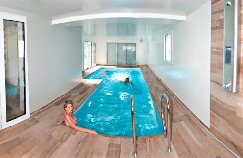 ラルモール・プラージュにあるAppartement vue mer avec piscine intérieureの家の中の水泳に横たわる女