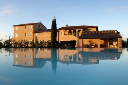 Bazén v ubytování Resort Casale Le Torri nebo v jeho okolí