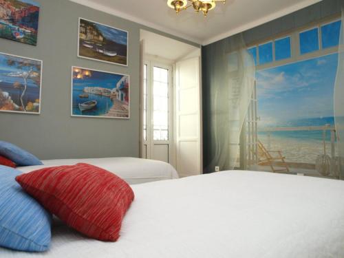 ラゴスにあるHENRI'S APARTMENTS - City Centreのベッドルーム1室(ベッド2台、大きな窓付)