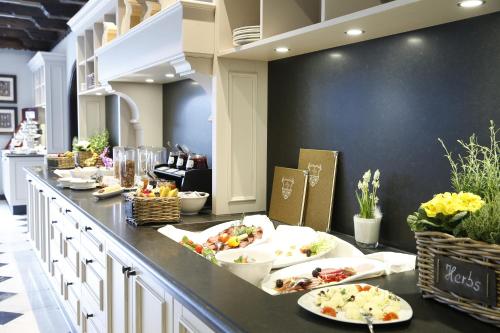 ドルトムントにあるParkhotel Wittekindshofのカウンターでのビュッフェ