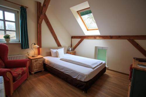 Tempat tidur dalam kamar di Hotel Schlösschen Sundische Wiese Zingst