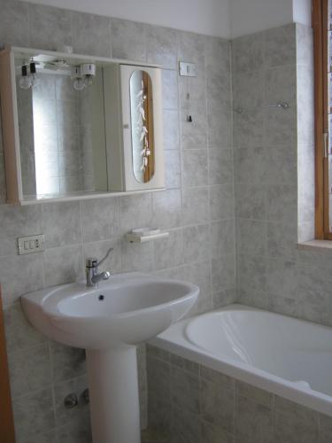 y baño con lavabo y bañera. en Agriturismo Bellavista, en Ronzano