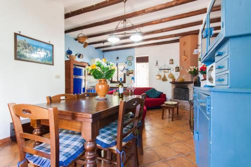 カステッランマーレ・デル・ゴルフォにあるVilla Cala Biancaのキッチン、ダイニングルーム(木製のテーブルと椅子付)